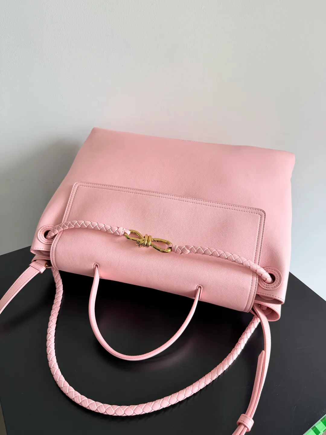 Batch 3160 BottegaVeneta Latest Ciao Ciao Bag Silky cowhide two-way flap handbag with signature twist detail, hidden hook closure, flap can be fastened to the front or attached to the INTRECCIATO woven internal pocket, comes with an adjustable and removable crossbody strap, internal compartment, and also features a zippered pocket. The surprise flap has various shapes. Style 1 - Cover the bag surface, exposing the knot and knot decoration. Style 2 - Place the flap inside the bag. A buckle is also designed. Style 3 - The U-shaped position of the top handle in the hand bag. Style No.: 826195 Size: 42*32*15cm